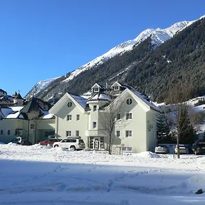 Maximilian Apartment